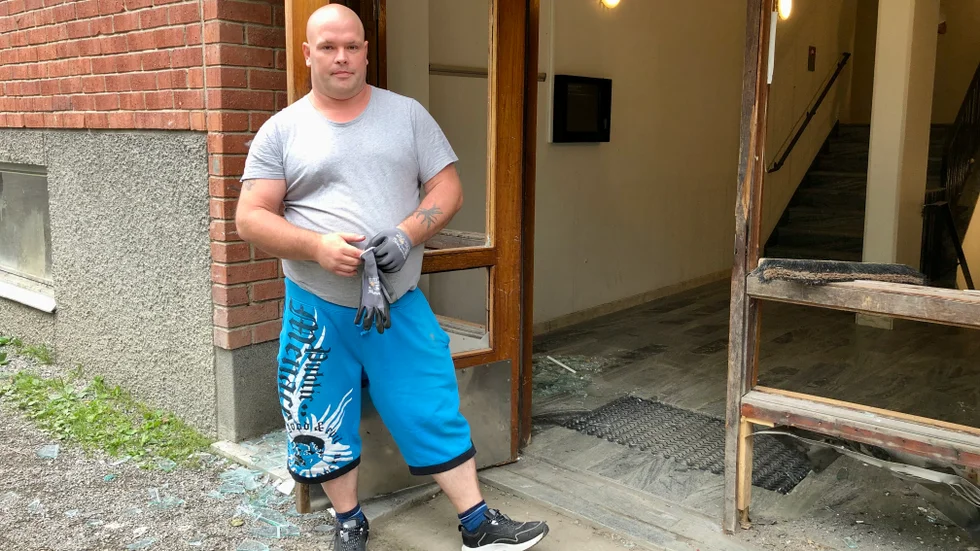Peter Insulander, 45, hjälper till att städa bort glas och träbitar efter explosionen som inträffade på Finningevägen under natten till måndag. 