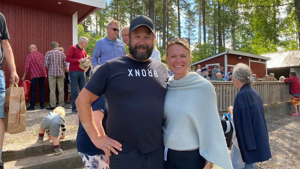 Anders Marklund och Maria Carlberg stortrivs i Holmbo och har för första året ansvar för marknadsstånden.