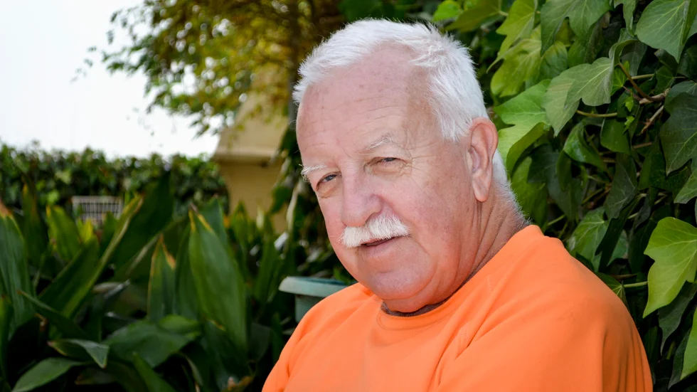 Jonny Erixon, pensionär som även skriver för Svenska magasinet på spanska solkusten, har utsikt mot Mijasberget där en stor skogsbrand härjar.