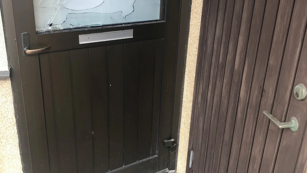 Bakdörren till caféet på morgonen när inbrottet upptäcktes.