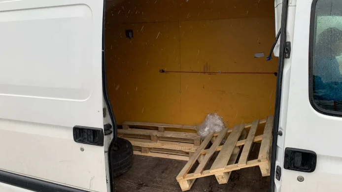 Den 48-årige mannen transporterade kött i en skåpbil som saknade kylanläggning. (Bilden är hämtad ur förundersökningen.) 