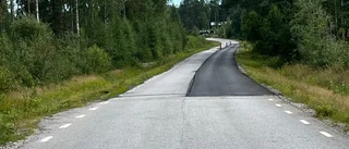 Varför asfalterades bara ena sidan av vägen?