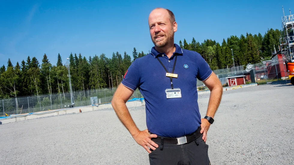 Mårten Andersson, ansvarig för Kriminalvårdens satsning i norra Sverige, står framför grunden till det helt nya fängelset i Luleå. Under två år har han jobbat med projektet. Till våren är det dags för de som dömts för brott att ta plats i de nybyggda cellerna.