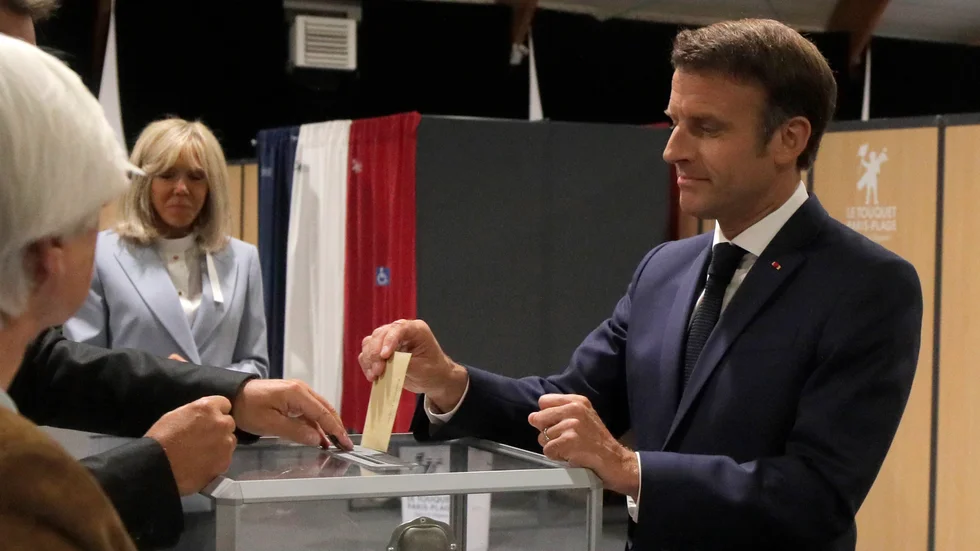 Frankrikes president Emmanuel Macron lägger sin röst i Le Touquet i norra Frankrike.