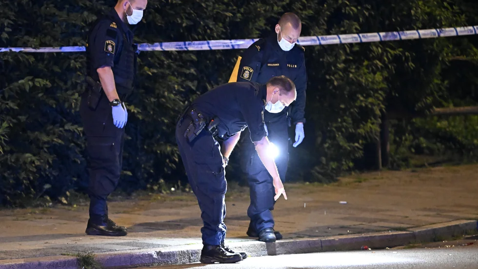 Polisens kriminaltekniker arbetar vid den misstänkta brottsplatsen.
