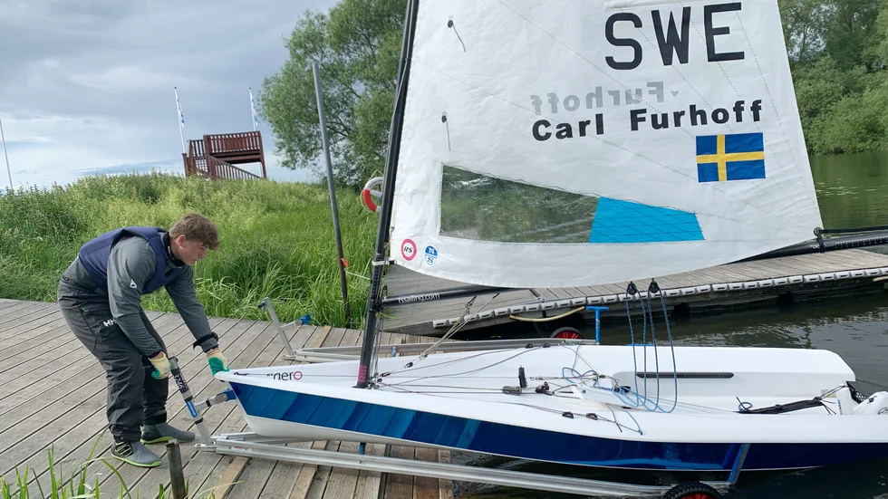 Carl Furhoff tränar mest vid Linköpings jolleseglarklubb och lägger här i sin båt som är en RS Aero. 