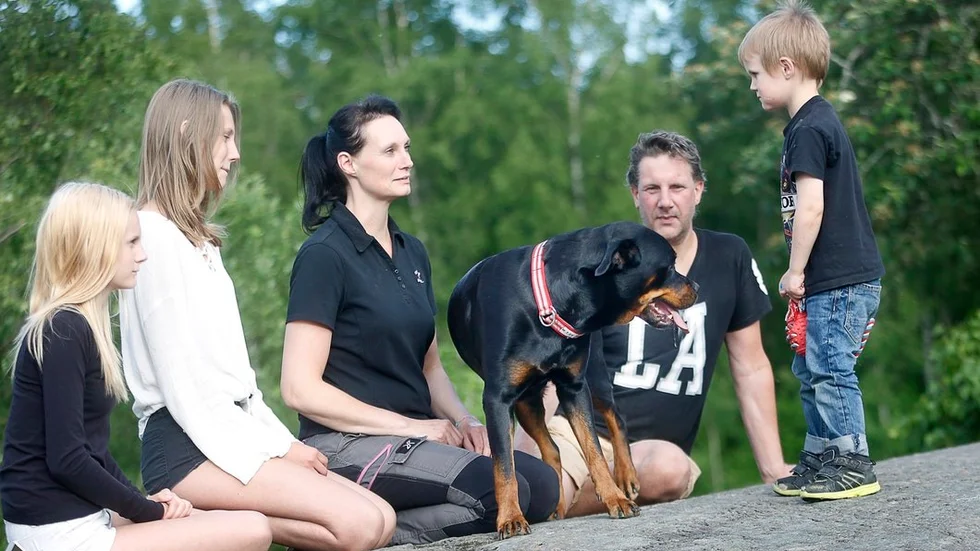 Jeanette Mählqvist och Staffan Johansson, här med barnen Elin, Natalie och Sebastian, förlorade två av sina hundar på en och samma dag. Men rottweilern Troya finns kvar. Här sitter familjen på den lilla bergknallen intill huset som var hundarnas favoritplats.