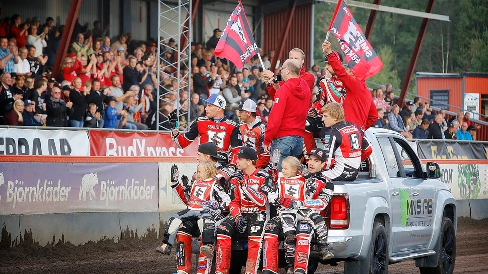Michael Jepsen Jensen (sittandes i mitten) vinkar till smedfansen och hoppas få göra det även kommande tisdag när Dackarna väntar i kvartsfinalen. Men lagkaptenens svaga insatser på hemmaovalen gör att han kan ställas över.