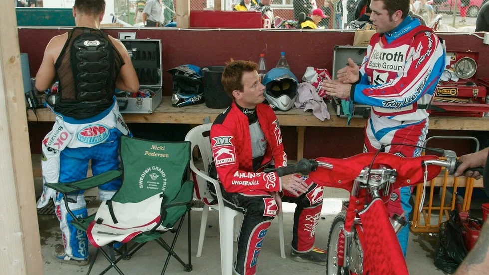 En sittande Peter Nahlin i samspråk med Scott Nicholls och till vänster Nicki Pedersen med ryggen mot kameran. Tre av kuggarna i det stjärnspäckade smedlag som fick nöja sig med silver 2003.