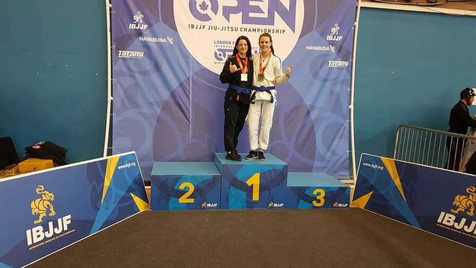 Kim Killgren de Klonia står till höger tillsammans med träningspartnern Anne Mjelstad (Hilti BJJ Västerås) som tog brons i sin viktklass.