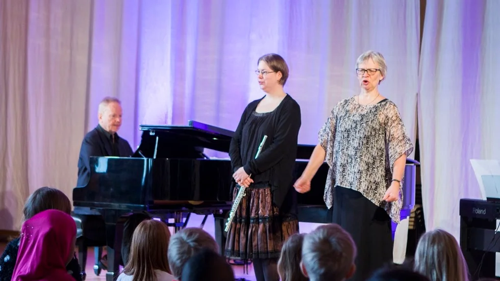 Conny Karlsson, Maria Odsvall och Ylva Sundahl i torsdagens konsert för förskoleklasser i Katrineholm.