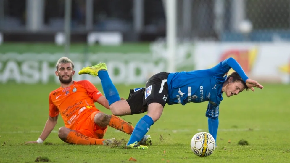 AFC:s Farshad Noor får omkull Halmstads Jonathan Svedberg i matchen som slutade 1–1.