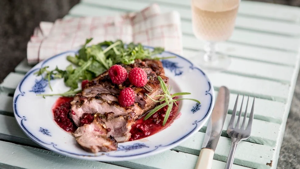 Syrliga hallon gör sig väldigt bra till ankbröst som dessutom får ett tufft smakstuk med sichuanpeppar och rosmarin.