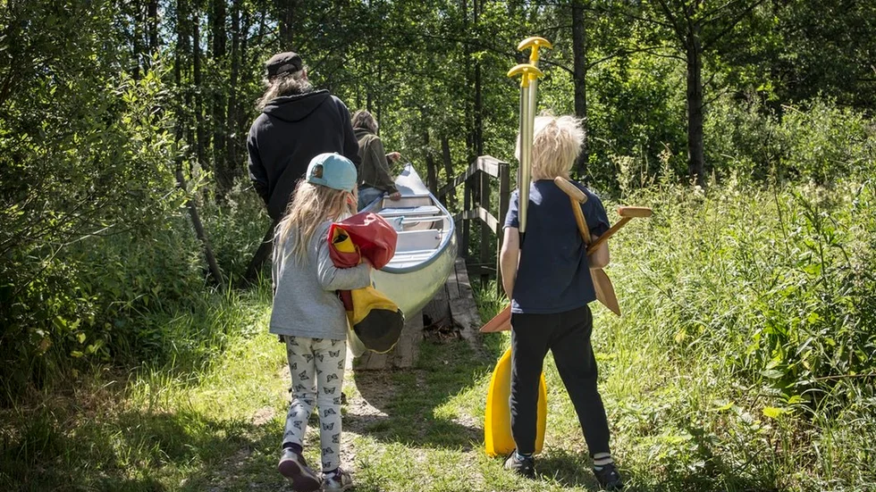 Efter en liten bit bärande väntar ån.