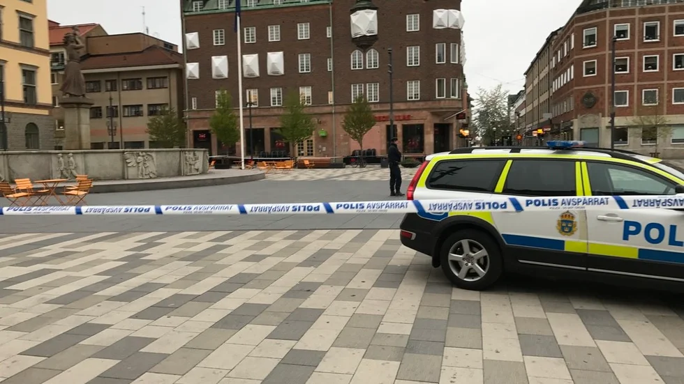 Den skottskadade 19-åringen påträffades på Fristadstorget. Skjutningen ägde dock rum på parkeringen vid McDonalds, några hundra meter därifrån.