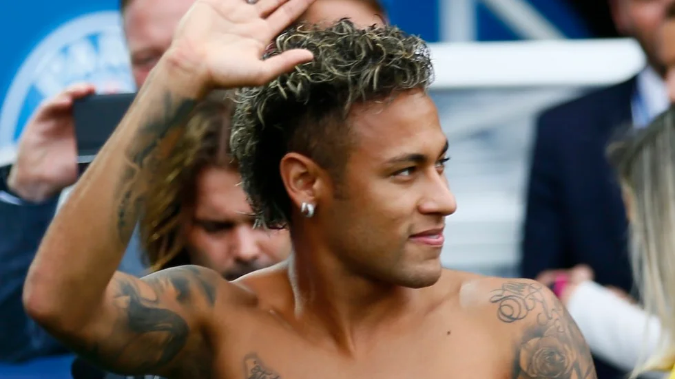 Att fotbollsspelaren Neymar får 2 miljarder kronor för att byta lag tycker Erik Lantz Wister är orimligt och föreslår ett helt annat lönesystem. Foto: Francois Mori, AP, TT.