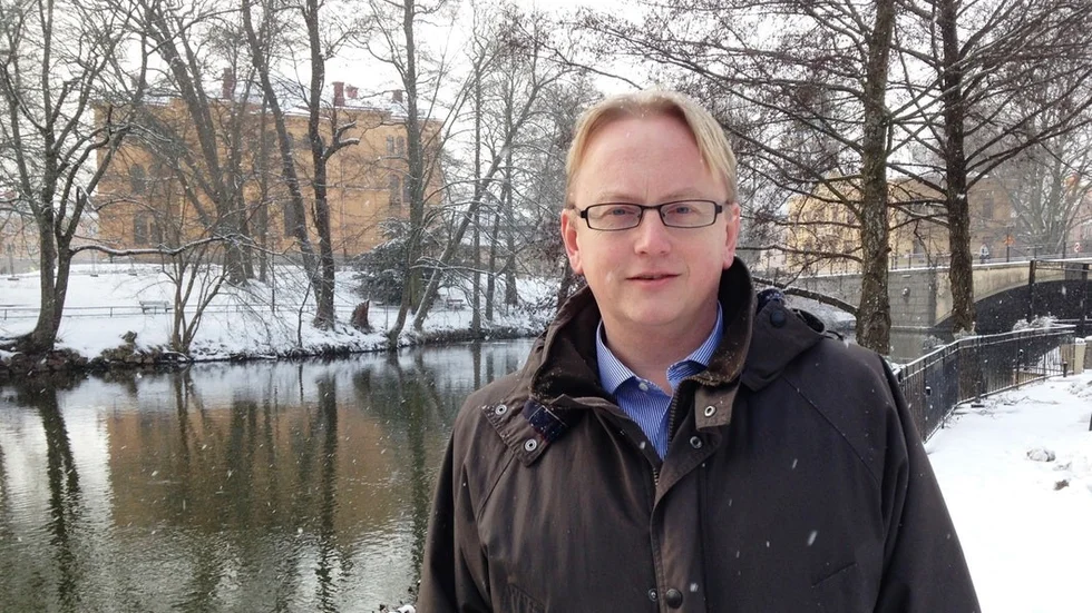 Fredrik Olovsson (S) är riksdagsledamot, och ordförande i finansutskottet. Han har synpunkter på det ordförandebeslut som socialnämndens ordförande Robert Skoglund (S) tagit angående avvisning av ensamkommande som skrivs upp i ålder eller fyller 18 år.