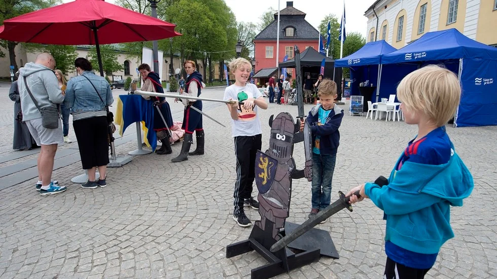 Wilmer Enmark fäktas med kompisen Olle Kusgård och sin bror Walter på Stora Torget.