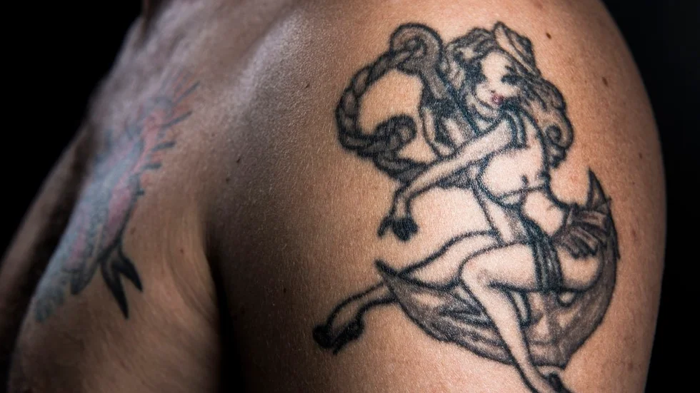 Lovisa Stenberg avråder unga från att tatuera sig eller göra en piercing. Foto: Erik Nylander, TT.