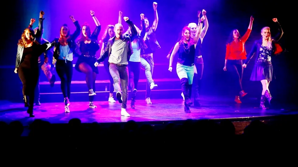 Ensemblen kramar det gottaste ur musikalen Footloose som spelas på Eskilstuna Teater av Scenknuten.