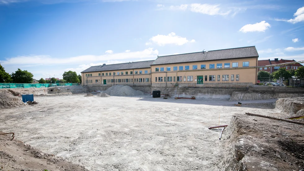 Det är ingen liten grop vi talar om på fastigheten Järnvägen 2 nära Söderport i Visby.