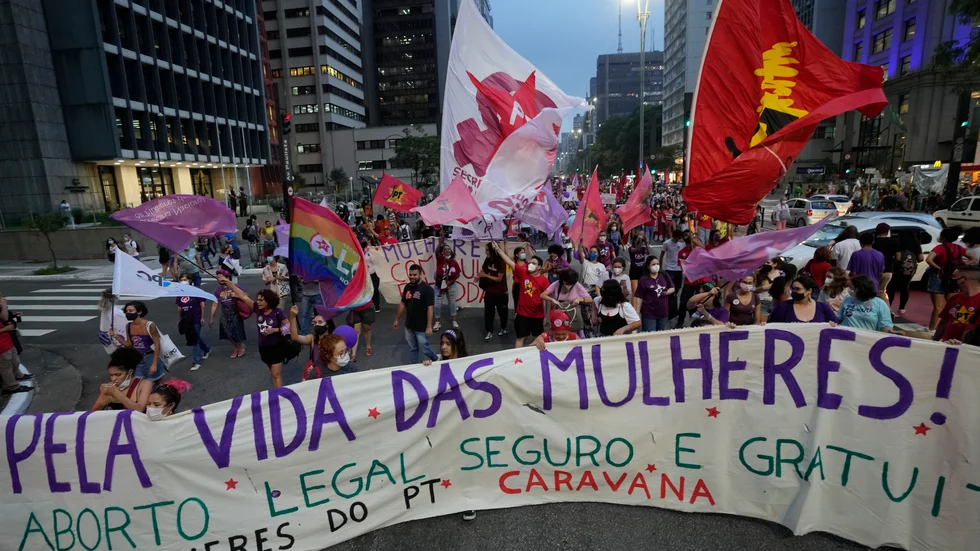 Kvinnor i São Paulo demonstrerade tidigare i år mot president Jair Bolsonaro och för aborträttigheter. Abortfrågan väntas bli ett tema när Brasilien går till val i oktober.