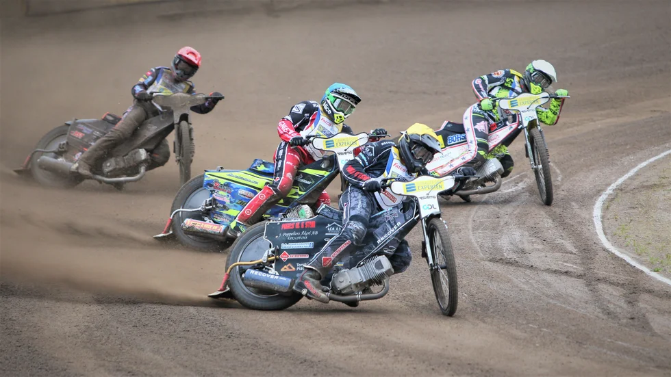 Stundtals bjöds det på riktigt fin speedway inför de 2380 åskådarna.
