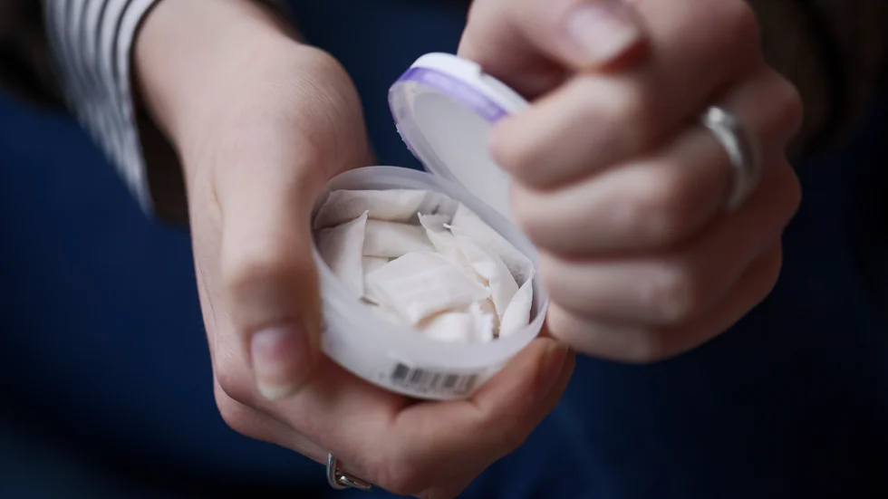 Många unga uppfattar vitt snus som fräschare och mindre hälsoskadligt än vanligt snus. Arkivbild.