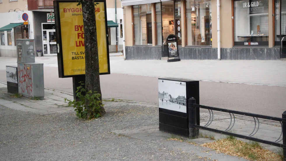 Stora torget i Enköping pryddes med historiska bilder. "Min förhoppning är att alla centrums elskåp ska vara folierade i år", säger Sara Karlsson Olsson, Enköpings centrumsamverkan.