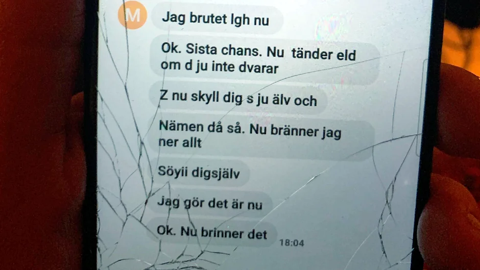 Mannens sms till kvinnan, innan han försökte tända eld i trappuppgången. 