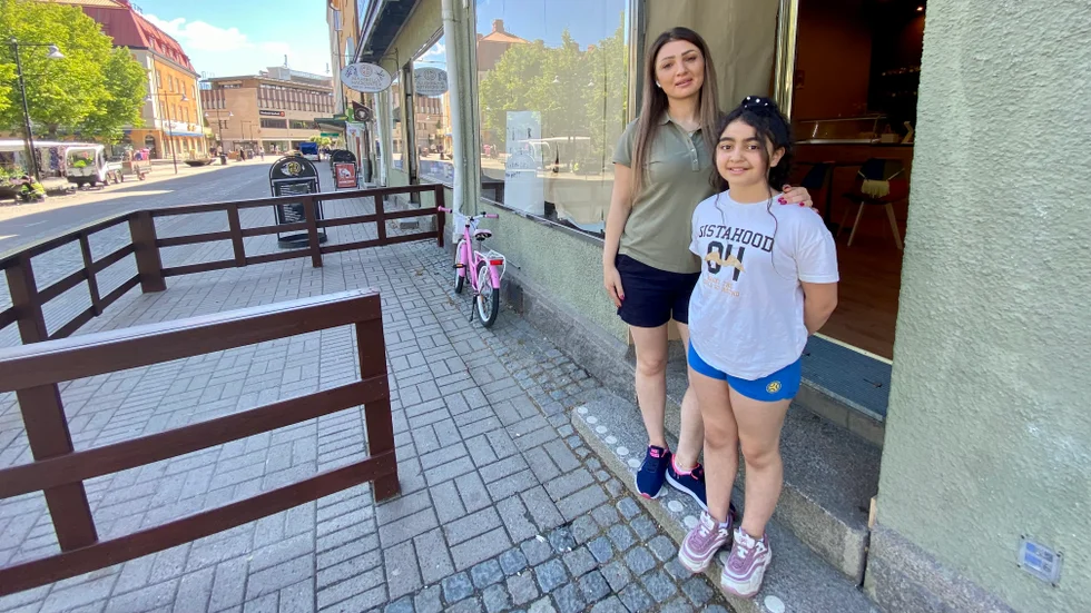 Marwa Azzawi öppnar i sommar sitt crêperi vid Stortorget. Tioåriga dotter Maribella vill gärna vara med och hjälpa till.