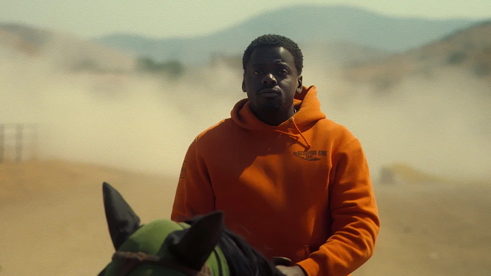 Daniel Kaluuya som OJ Haywood i "Nope", skriven och regisserad av Jordan Peele. En skräckkomedi om ett skrämmande UFO. Pressbild.