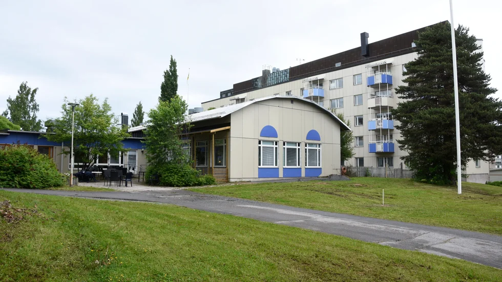 Sundsgården kan komma att byggas om till vanliga hyreslägenheter. Den låga byggnaden mellan de två femvåningshusen vill Rikshem riva.