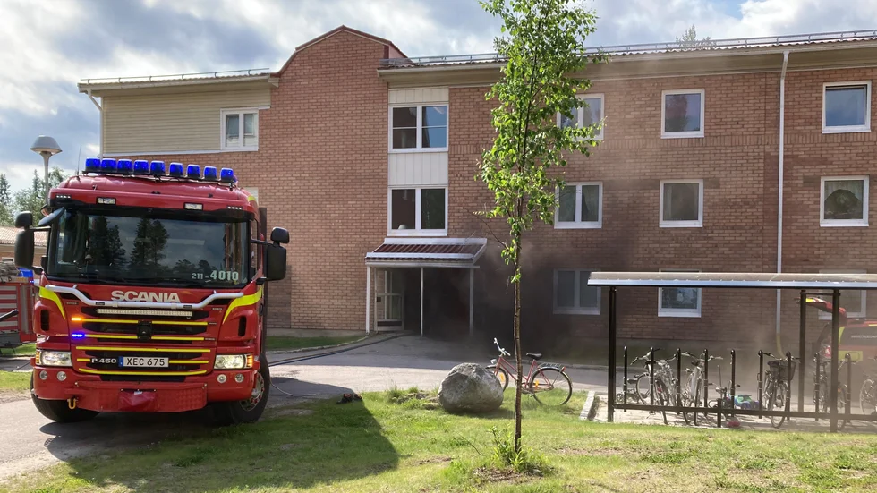 Brand i flerfamiljshus – rökfyllt trapphus