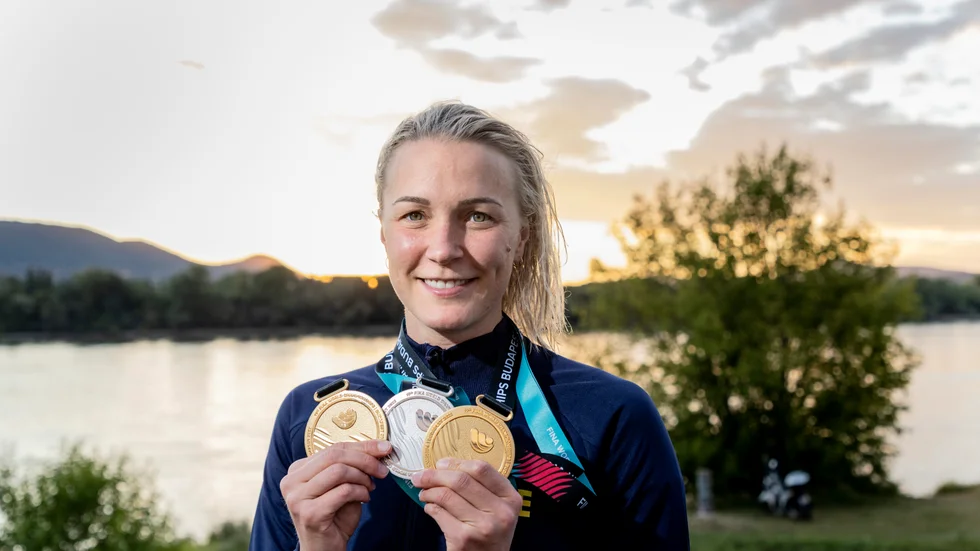 Sarah Sjöström med sin medaljsamling, två guld och ett silver, från VM.