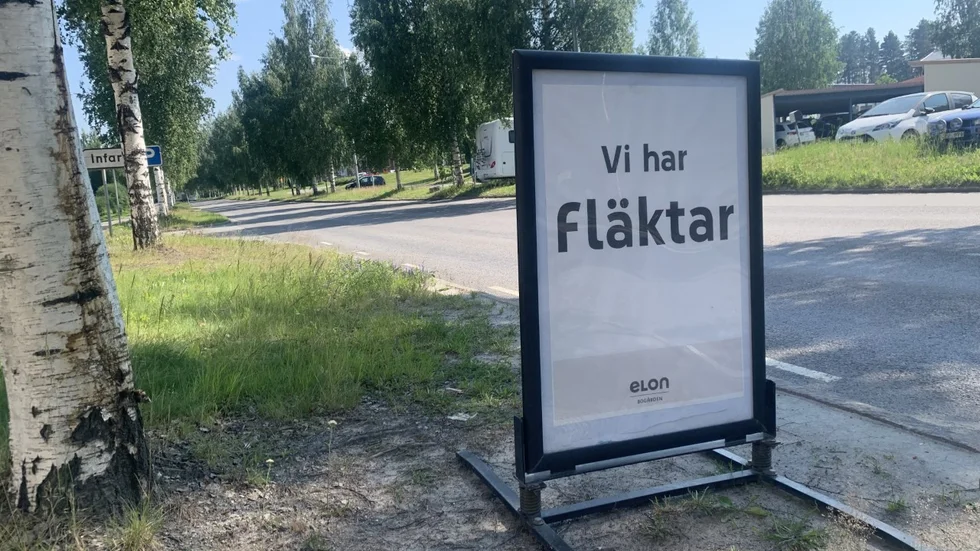 Längs vägen hade det enkla budskapet skyltats - vi har fläktar.