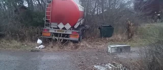 Lastbil körde in i träd