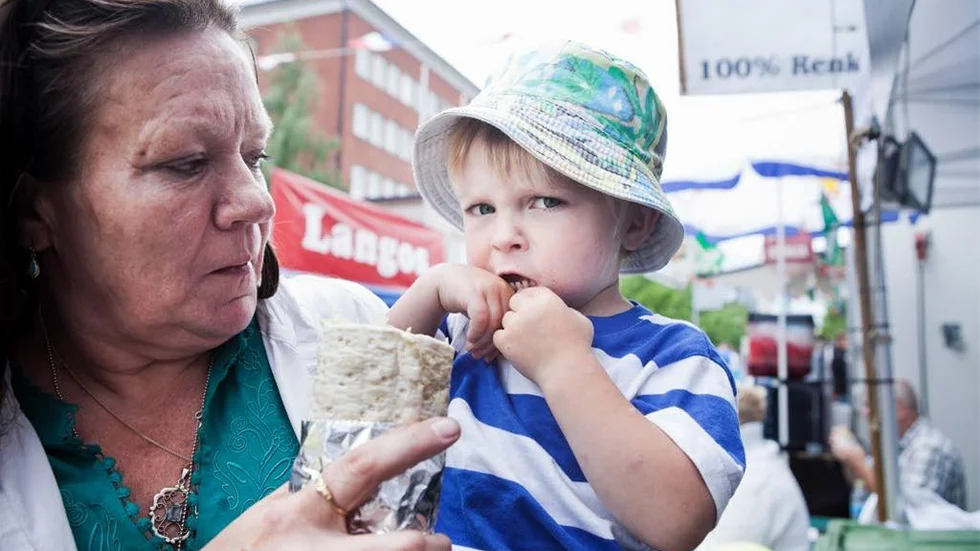 Mormor Gudrun Karlsson och barnbarnet Eddie Vikström.