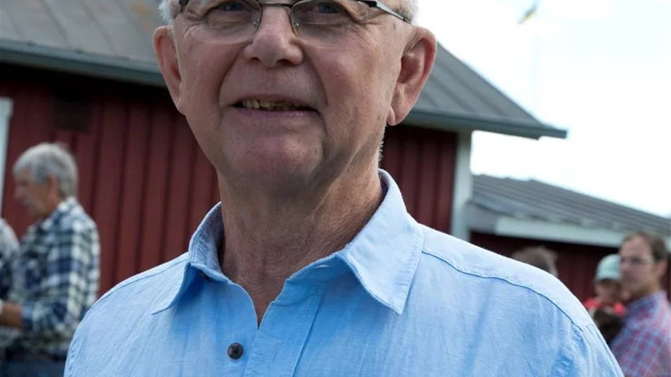 - Vi har handbilat de stockar vi var tvungna att byta ut i torpet, berättar Tore Dahlbeeg.