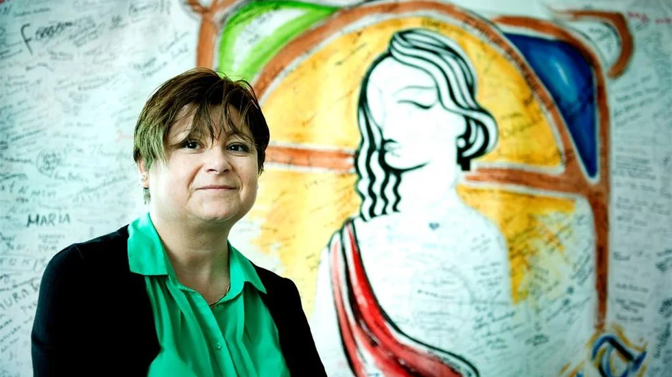 "Kom på fest hos oss i dag!", säger Lorena Cruz som blir ny ordförande för Esperanza den 1 maj 2014. Hon står framför en målning med föreningens symbol.