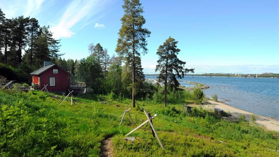 Bakläxa 1. Stefan Erixon fick sitt tredje bygglov av byggnadsnämnden i juni. Nu river länsstyrelsen upp det igen - och tomten på Bergnäset fortsätter vara tom.