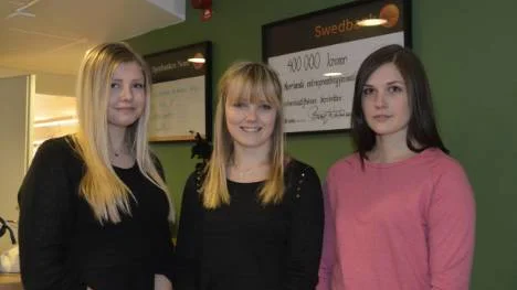 Tre av tjejerna som startat företaget HappyCase UF. Elina Sjöberg, Agnes Emborg, Emelie Kyrö