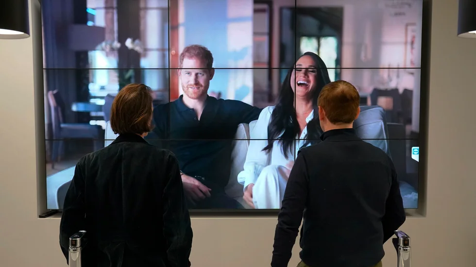 Kontorsarbetare i London ser hertigen och hertiginnan av Sussex i den kontroversiella dokumentär som hade premiär på Netflix i torsdags.