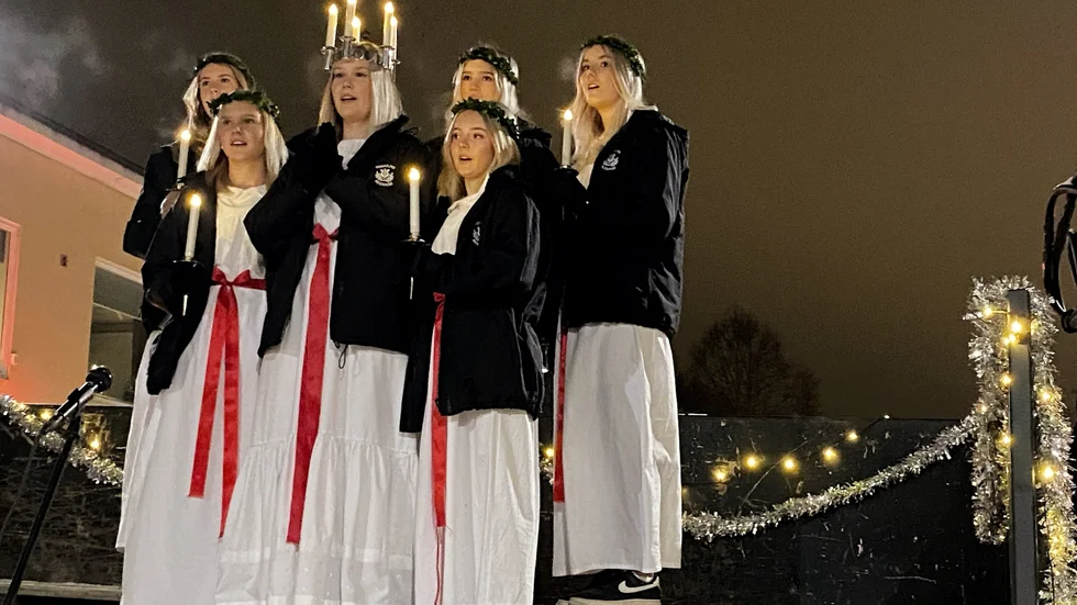 Skribenten är kritisk mot hur Luciafirandet "skändas." Här ser vi dock ett traditionellt Luciaframträdande; Boxholms Lucia, Alva Hoff, och hennes tärnor på årets julmarknad i Boxholm. 