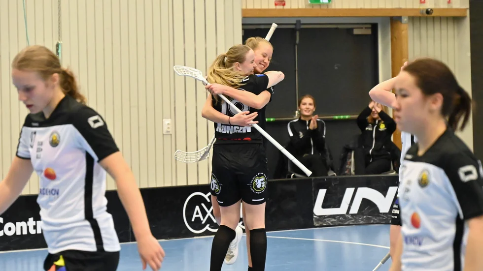 Lina Eriksson kramar om Ellen Fahlgren efter kvitteringsmålet i den första perioden.