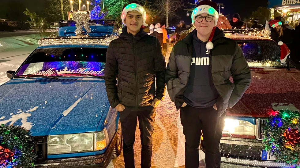 Initiativtagarna Arvid Öberg och Simon van de Moosdijk med sina utsmyckade epor. "Vi hoppas att det blir en tradition", säger Arvid om luciatåget med A-traktorer.