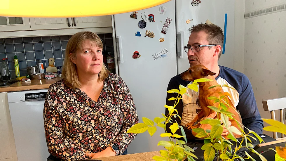Jessica Gidlund och Jan-Åke Norberg, med hunden Kiwi i famnen, får inte elmätaren utbytt och har fastnat i ett slags moment 22.