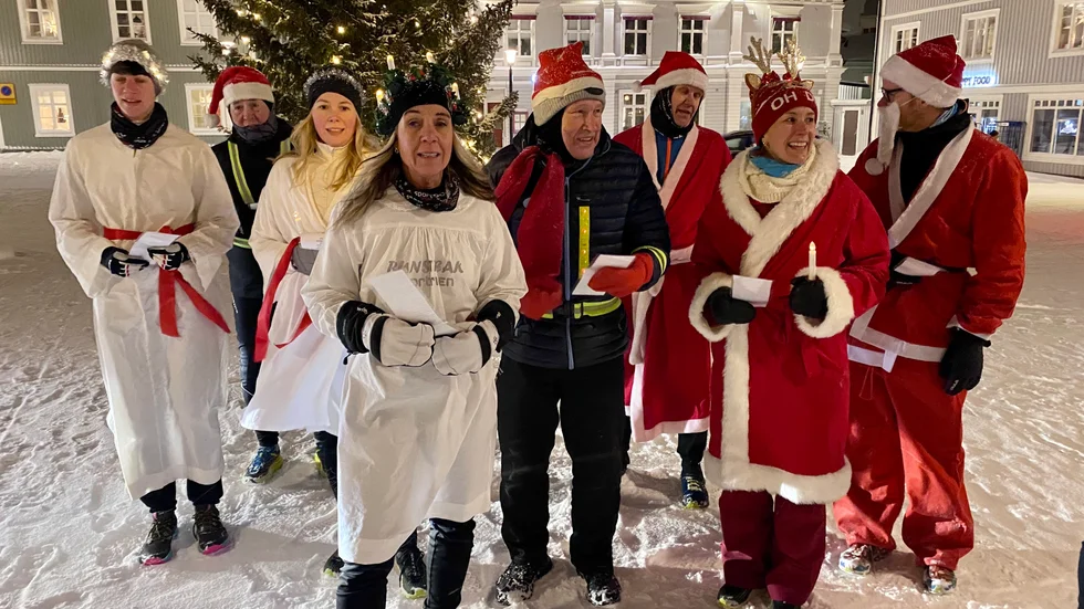 Klassiska "Goder afton, goder afton" sjöng det joggande luciatåget vid stoppet på Rådhustorget.