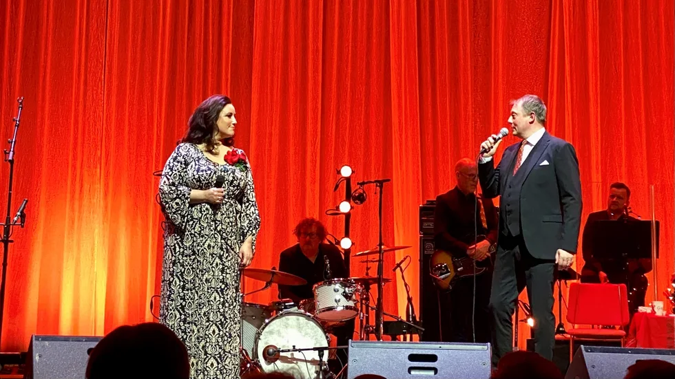 "En bättre julkonsert än så här är svårt att tänka sig", skriver Catarina Nitz om föreställningen med Weeping Willows och Lisa Nilsson i Stiga Sports Arena i Eskilstuna.