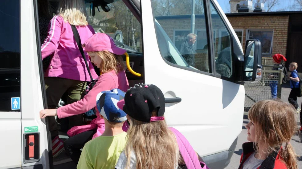 Varför inte göra det omvända? Istället för att centralisera skolorna skjutsa ut stadsbarn till skolor på landsbygden, föreslår Ingegerd Engström i Överkalix.